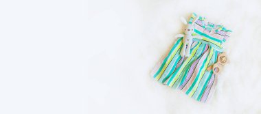 Genç ve yeni doğanlar için giysi. Seçici odaklanma. Doğa.