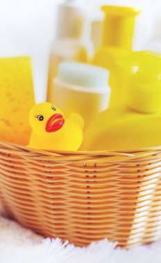 Bebeği yıkamak için aksesuarlar. Seçici odaklanma. Doğa.