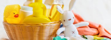 Bebeği yıkamak için aksesuarlar. Seçici odaklanma. Doğa.