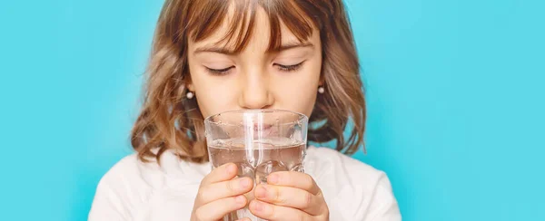 Barnflickan Dricker Vatten Ett Glas Selektiv Inriktning — Stockfoto
