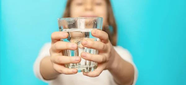 Een Meisje Drinkt Water Uit Een Glas Selectieve Focus — Stockfoto