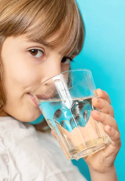 Barnflickan Dricker Vatten Ett Glas Selektiv Inriktning — Stockfoto