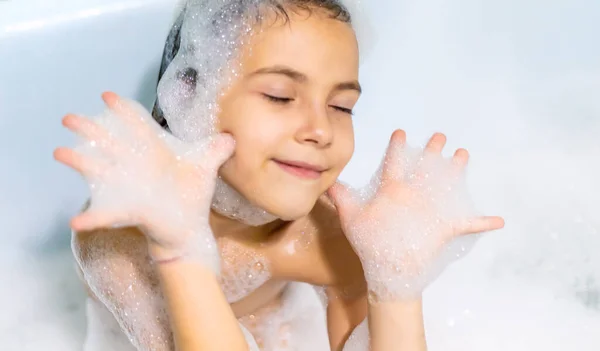 Das Kind Badet Einer Badewanne Seifenwasser Selektiver Fokus — Stockfoto