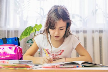 Çocuk ev ödevini yapıyor. Seçici odaklanma. İnsanlar.