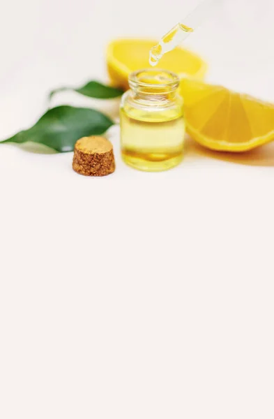 Olio Essenziale Limone Fondo Bianco Isolato Concentrazione Selettiva Alimenti — Foto Stock