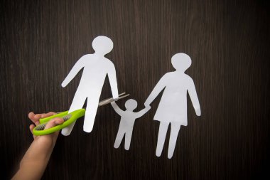 Elinde kağıttan bir aile olan bir çocuk. Boşanma, velayet ve çocuk istismarı kavramı. Seçici odaklanma. İnsanlar.
