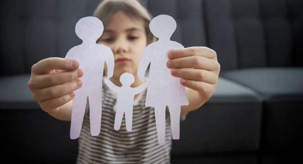 Kind Met Een Papieren Familie Zijn Handen Het Begrip Echtscheiding — Stockfoto