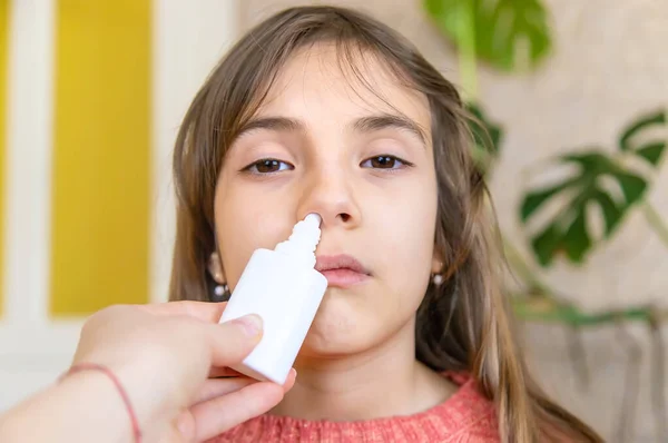 Madre Gotea Medicina Nariz Del Niño Enfoque Selectivo Gente — Foto de Stock