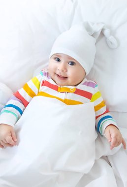 Beşikteki bebek yatar. Seçici odaklanma. İnsanlar.