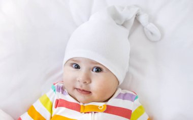 Beşikteki bebek yatar. Seçici odaklanma. İnsanlar.