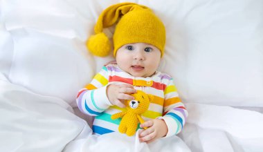 Beşikteki bebek yatar. Seçici odaklanma. İnsanlar.