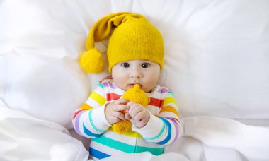 Beşikteki bebek yatar. Seçici odaklanma. İnsanlar.