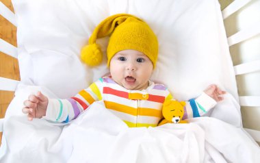 Beşikteki bebek yatar. Seçici odaklanma. İnsanlar.