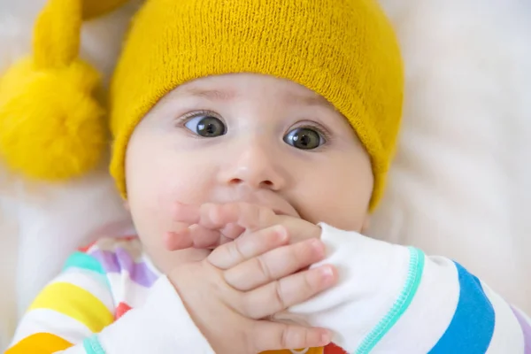 Bebé Põe Mãos Boca Foco Seletivo Pessoas — Fotografia de Stock