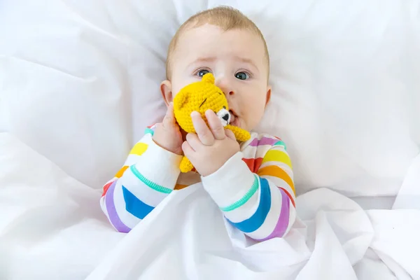Das Baby Kinderbett Geht Ins Bett Selektiver Fokus Menschen — Stockfoto