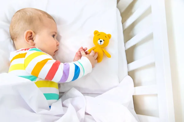 Das Baby Kinderbett Geht Ins Bett Selektiver Fokus Menschen — Stockfoto