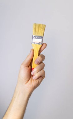 Erkek izolasyonun ellerinde tamir fırçası. Seçici odaklanma. İnsanlar.