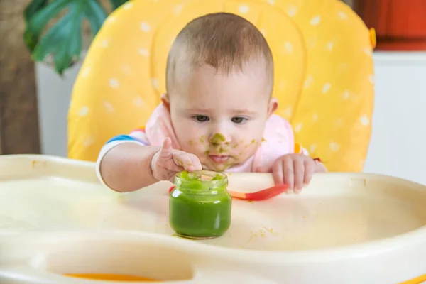 Pequeño Bebé Está Comiendo Puré Verduras Brócoli Enfoque Selectivo Gente —  Fotos de Stock