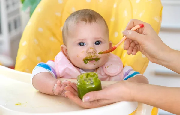 Bambino Sta Mangiando Purea Broccoli Concentrazione Selettiva Persone — Foto Stock