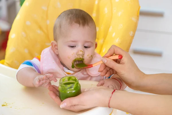 Petit Bébé Mange Purée Légumes Brocoli Concentration Sélective Les Gens — Photo