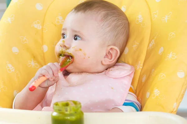 Pequeño Bebé Está Comiendo Puré Verduras Brócoli Enfoque Selectivo Gente —  Fotos de Stock