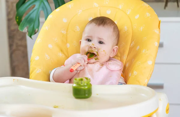 Malé Děťátko Brokolicové Zeleninové Pyré Selektivní Soustředění Lidé — Stock fotografie