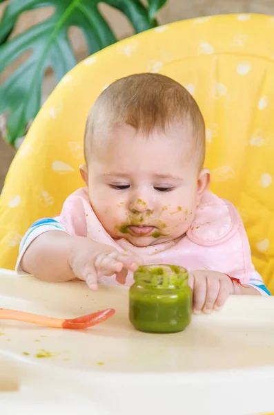 Bambino Sta Mangiando Purea Broccoli Concentrazione Selettiva Persone — Foto Stock