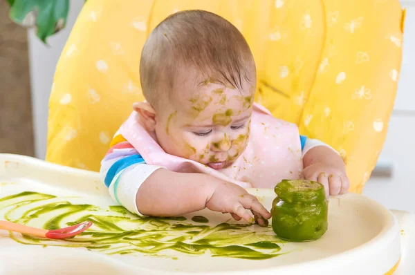 Petit Bébé Mange Lui Même Purée Brocoli Concentration Sélective Les — Photo