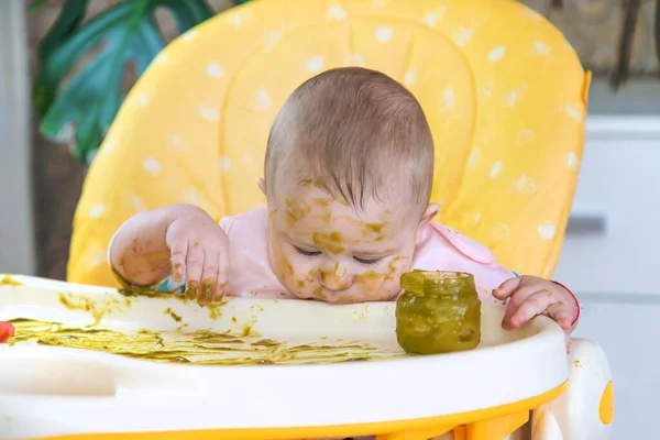 Bebé Come Puré Brócoli Mismo Enfoque Selectivo Gente —  Fotos de Stock