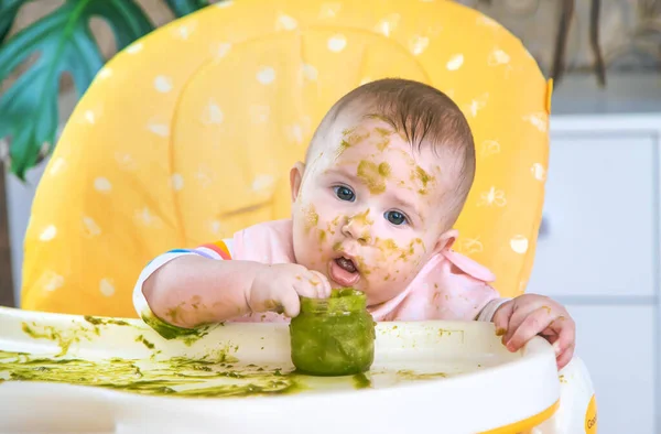 Bebé Come Puré Brócoli Mismo Enfoque Selectivo Gente —  Fotos de Stock