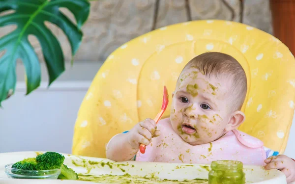 Bebé Come Puré Brócoli Mismo Enfoque Selectivo Gente —  Fotos de Stock