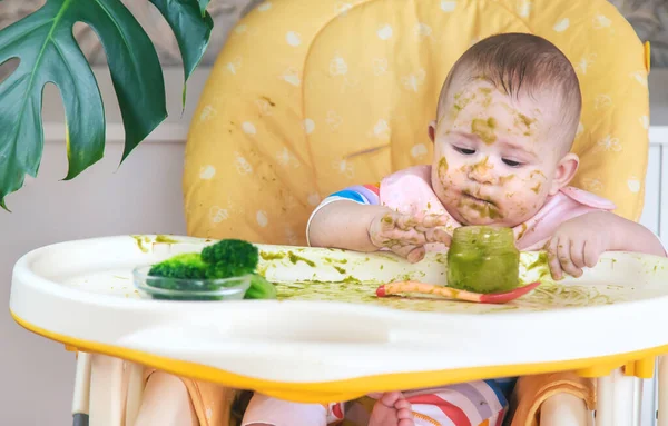 Malé Děťátko Sám Brokolicový Pyré Selektivní Soustředění Lidé — Stock fotografie