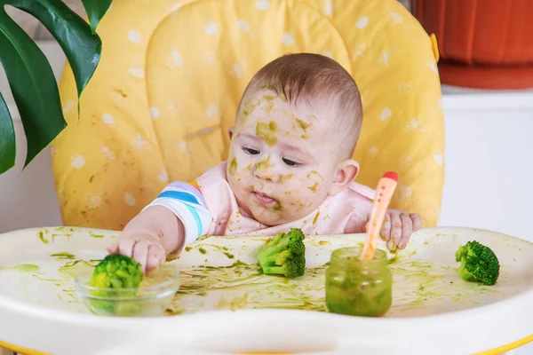 Malé Děťátko Sám Brokolicový Pyré Selektivní Soustředění Lidé — Stock fotografie