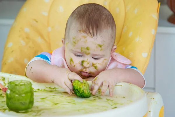 Bebé Come Puré Brócoli Mismo Enfoque Selectivo Gente —  Fotos de Stock