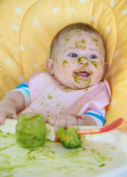 Bebé Come Puré Brócoli Mismo Enfoque Selectivo Gente —  Fotos de Stock