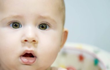 Çocuğun suratındaki sümük. - Soğuk. Seçici odaklanma. İnsanlar.