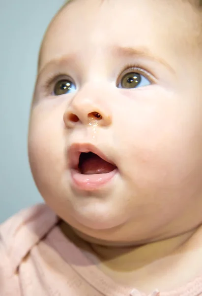 Moco Una Cara Niño Cerca Frío Enfoque Selectivo Gente — Foto de Stock