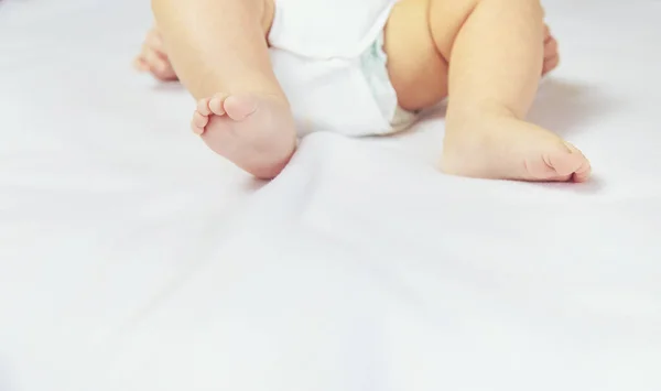 Beine Eines Kleinen Babys Auf Weißem Hintergrund Selektiver Fokus Menschen — Stockfoto