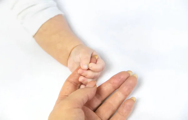 Manos Bebé Con Las Manos Mamá Sobre Fondo Blanco Enfoque — Foto de Stock