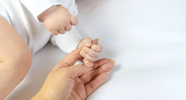 Manos Bebé Con Las Manos Mamá Sobre Fondo Blanco Enfoque —  Fotos de Stock