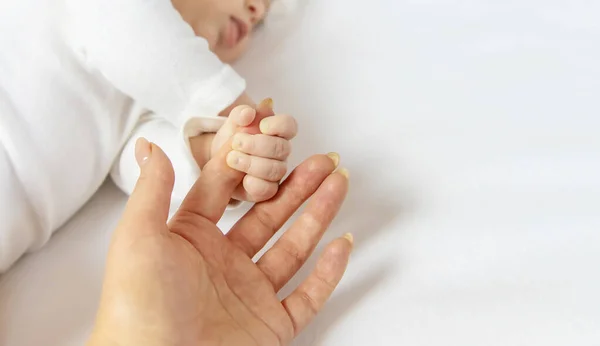 Manos Bebé Con Las Manos Mamá Sobre Fondo Blanco Enfoque — Foto de Stock