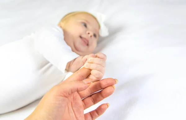 Mãos Bebé Com Mãos Mãe Contra Fundo Branco Foco Seletivo — Fotografia de Stock