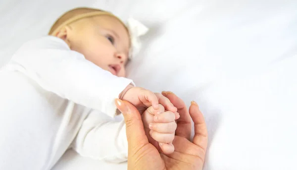 Baby Händer Med Mammas Händer Mot Vit Bakgrund Selektivt Fokus — Stockfoto