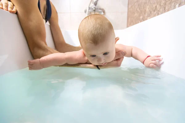 Der Vater Badet Das Kleine Baby Selektiver Fokus Kopierraum — Stockfoto
