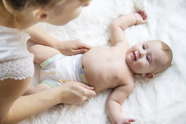 Moeder Verschoont Luier Van Baby Selectieve Focus Mensen — Stockfoto