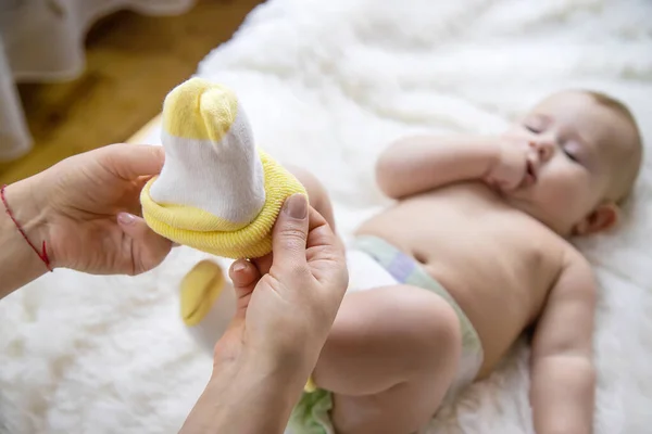 Moeder Trekt Sokken Aan Kleine Baby Selectieve Focus Mensen — Stockfoto