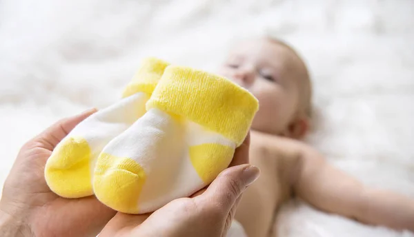 Moeder Trekt Sokken Aan Kleine Baby Selectieve Focus Mensen — Stockfoto