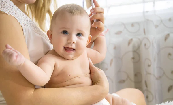 Die Mutter Kämmt Das Haar Des Kleinen Babys Selektiver Fokus — Stockfoto