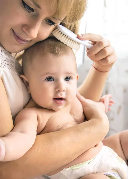 Madre Sta Pettinando Capelli Del Bambino Concentrazione Selettiva Persone — Foto Stock