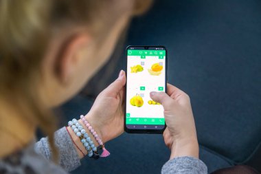 Çevrimiçi ürün siparişi çevrimiçi mağazada. Seçici odaklanma. Yiyecek..